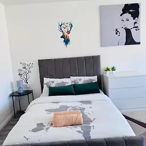 Homestay Modern In A 4 Bedroom Flat In London, Shared Bathroom!, London